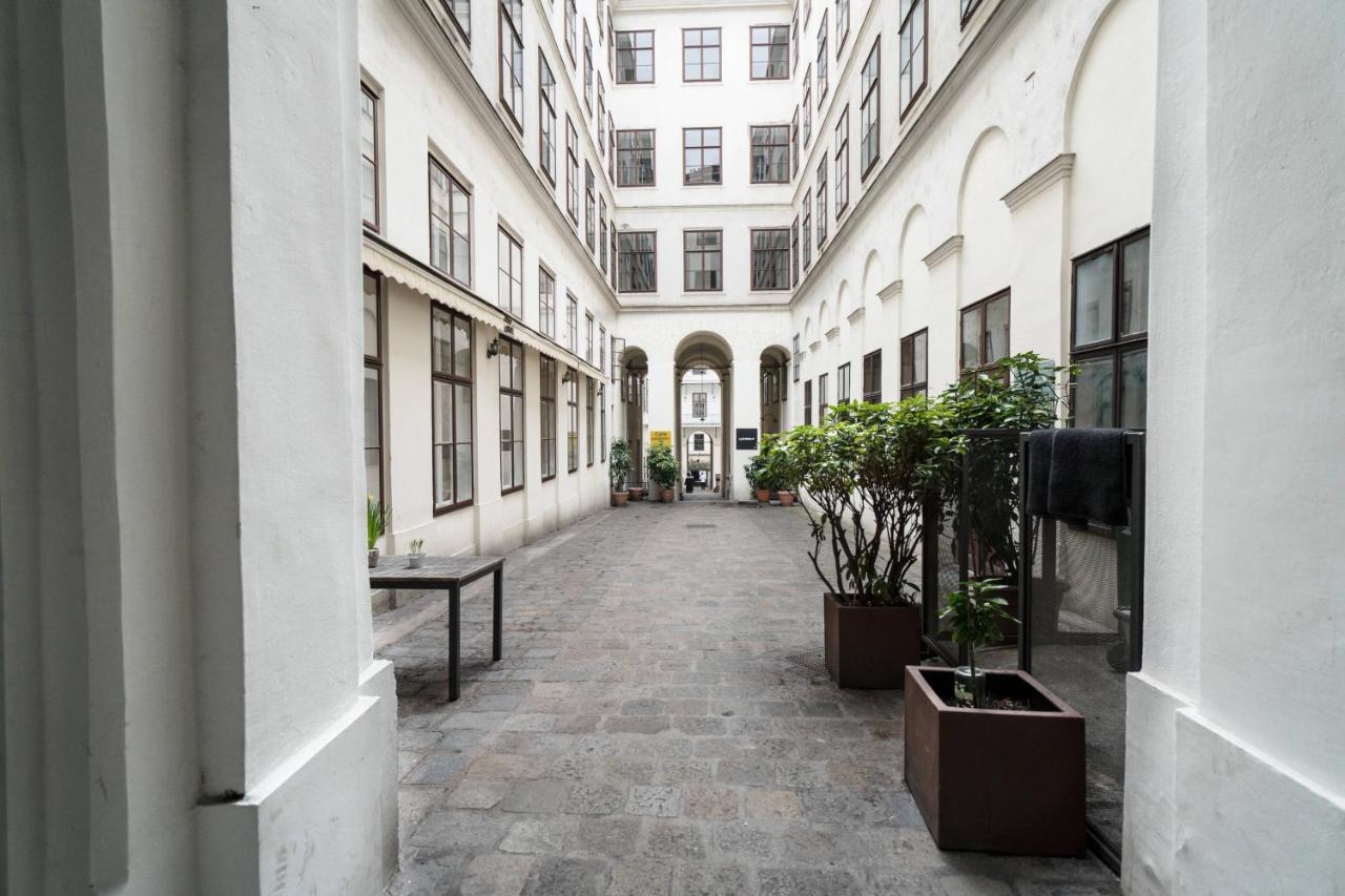 Vienna Residence, Volkstheater - Parliament Exterior foto