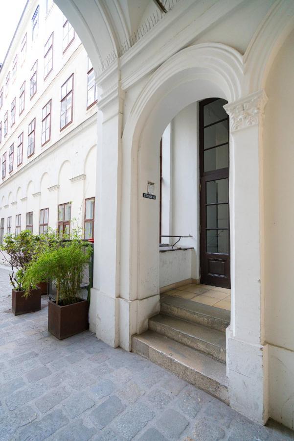 Vienna Residence, Volkstheater - Parliament Exterior foto