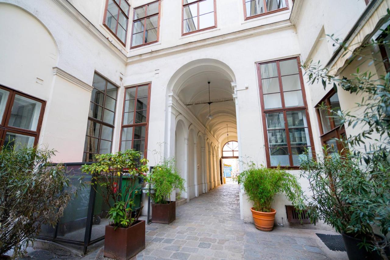 Vienna Residence, Volkstheater - Parliament Exterior foto
